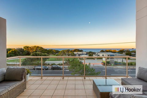EXCLUSIVE OCEAN VIEW PENTHOUSE ON MARINE PARADE - Accommodation Fremantle 3