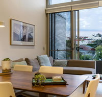 Explore Sydney from a peaceful modern apartment - Accommodation Fremantle
