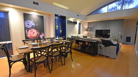 FLORENCE HOUSE Sundrenched Luxury With Pool & Deck - Accommodation Fremantle 3