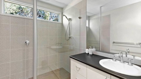 FLORENCE HOUSE Sundrenched Luxury With Pool & Deck - Accommodation Fremantle 1
