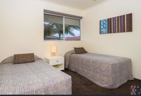 Gorgeous 4 Bed Beachside Apartment - Diamond Beach Resort - Accommodation Fremantle 3