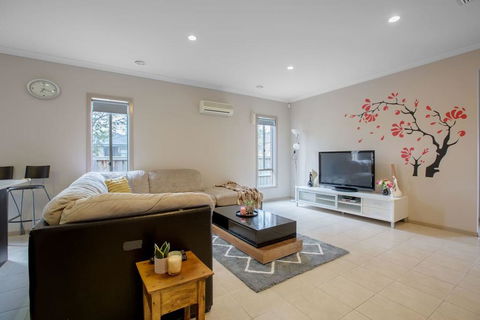Gorgeous 4BR Home In Point Cook - Accommodation Fremantle 0