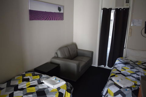 Grand Hotel Mount Morgan - Accommodation Fremantle 0