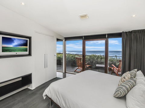 HEARN'S BEACHSIDE VILLA 1 - Accommodation Fremantle 3