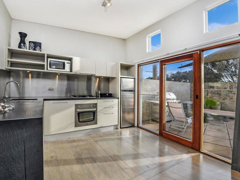 HEARN'S BEACHSIDE VILLA 1 - Accommodation Fremantle 2