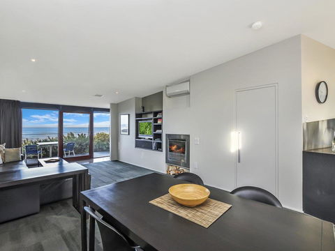 HEARN'S BEACHSIDE VILLA 1 - Accommodation Fremantle 1