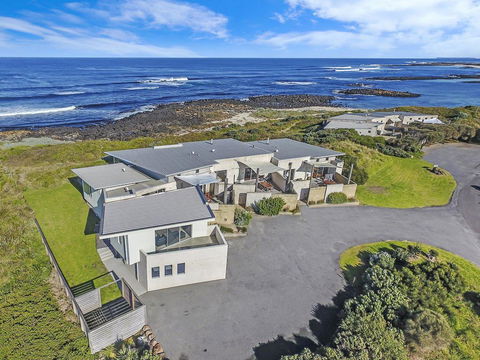 HEARN'S BEACHSIDE VILLA 1 - Accommodation Fremantle 0