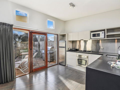 HEARN'S BEACHSIDE VILLA 3 - Accommodation Fremantle 2
