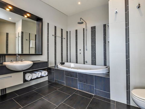 HEARN'S BEACHSIDE VILLA 3 - Accommodation Fremantle 3