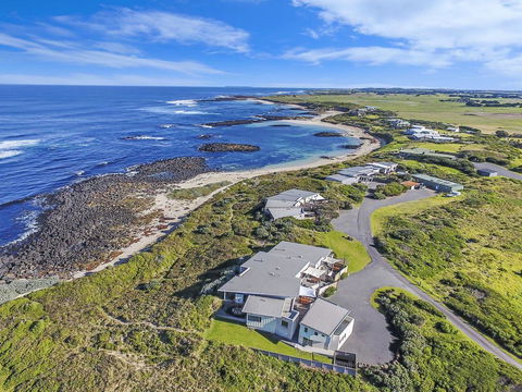 HEARN'S BEACHSIDE VILLA 3 - Accommodation Fremantle 1