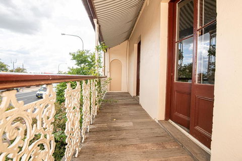 Heritage Bowen Terrace 3 Bed, 2 Bath - Walk To CBD - Accommodation Fremantle 3