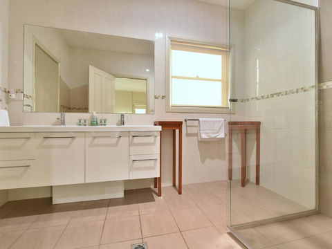 King I - You Can Honestly Walk To Bimbadgen And Hope Estate Concerts - Accommodation Fremantle 3