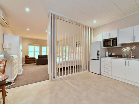 King I - You Can Honestly Walk To Bimbadgen And Hope Estate Concerts - Accommodation Fremantle 0