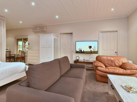 King I - You Can Honestly Walk To Bimbadgen And Hope Estate Concerts - Accommodation Fremantle 2