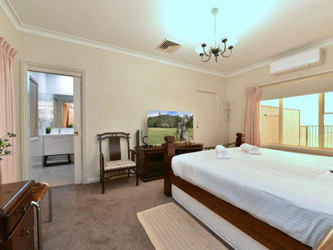King Retreat Estate - You Can Honestly Walk To Bimbadgen And Hope Estate Concerts - Accommodation Fremantle 2
