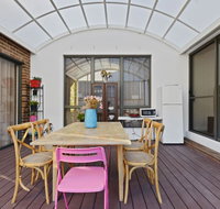 KOZYGURU Belrose Modern Designer 2 Bed  FREE Parking - Accommodation Fremantle