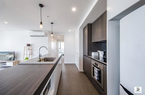 KOZYGURU BROADBEACH AMAZING VIEW 2 BED APT + FREE PARKING WALK TO BEACH QBR004 - Accommodation Fremantle 3