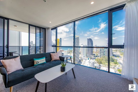 KOZYGURU BROADBEACH AMAZING VIEW 2 BED APT + FREE PARKING WALK TO BEACH QBR004 - Accommodation Fremantle 0