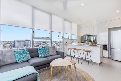 KOZYGURU NEWSTEAD DESIGNER 2 BED APT FREE PARKING POOL + GYM QNE088 - Accommodation Fremantle 0