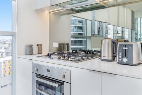KOZYGURU NEWSTEAD DESIGNER 2 BED APT FREE PARKING POOL + GYM QNE088 - Accommodation Fremantle 1