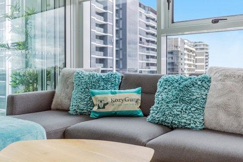 KOZYGURU NEWSTEAD DESIGNER 2 BED APT FREE PARKING POOL + GYM QNE088 - Accommodation Fremantle 2