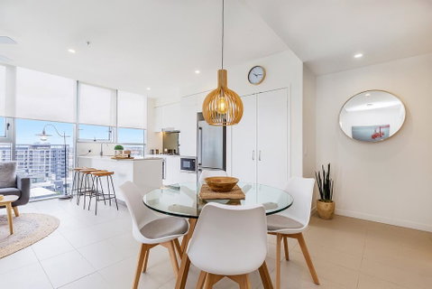 KOZYGURU NEWSTEAD DESIGNER 2 BED APT FREE PARKING POOL + GYM QNE088 - Accommodation Fremantle 3