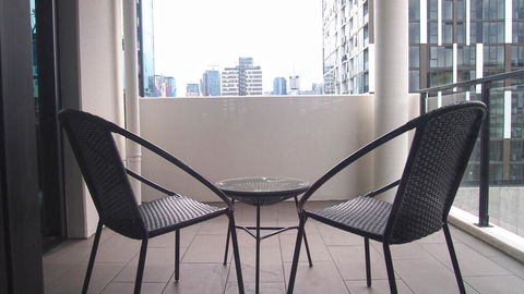KOZYGURU SOUTH BRISBANE CITY VIEW 2 BED APT+ FREE PARKING QSB027-708 - Accommodation Fremantle 3
