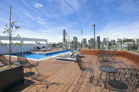 KOZYGURU SOUTH BRISBANE CITY VIEW 2 BED APT+ FREE PARKING QSB027-708 - Accommodation Fremantle 2
