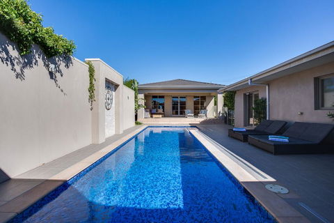 Kraimorie Large Family Beach House With Pool, Superb Water Views, Pool, And Games Room - Accommodation Fremantle 1