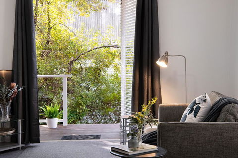 Lake Como Studio - Accommodation Fremantle 1