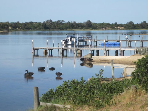 Lakes Waterfront Motel And Cottages With King Beds - Accommodation Fremantle 0