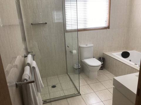 Lakeside Chalet & Studio - Accommodation Fremantle 2