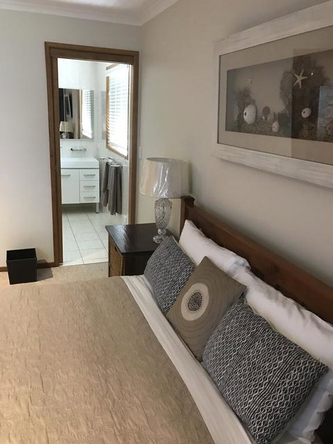 Lakeside Chalet & Studio - Accommodation Fremantle 3