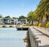 Luxe 101  Martha Cove waterfront luxury on the marina walk to beach - Accommodation Fremantle