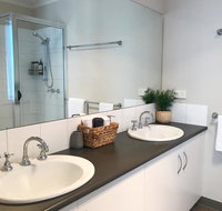 Luxury 4BR Home with KING Bed Lakes Entrance - Accommodation Fremantle