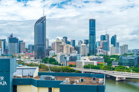 Luxury River City Views With Pool, Gym, Cafe, WiFi, Hospital - Accommodation Fremantle 2