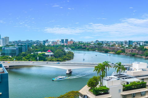 Luxury River City Views With Pool, Gym, Cafe, WiFi, Hospital - Accommodation Fremantle 0