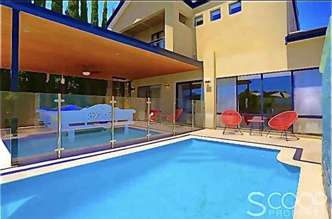 LUXURY VILLA W POOL & SPAS - Accommodation Fremantle 0