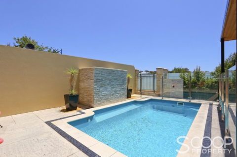LUXURY VILLA W POOL & SPAS - Accommodation Fremantle 2