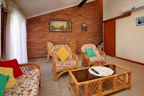 Macadamia Court, Unit 2, 8 Government Road - Accommodation Fremantle 2
