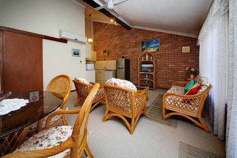 Macadamia Court, Unit 2, 8 Government Road - Accommodation Fremantle 3
