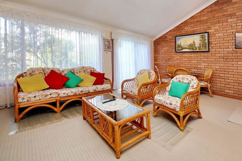 Macadamia Court, Unit 2, 8 Government Road - Accommodation Fremantle 1
