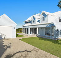 Middle Rock Beach House - Beach Front Lake Cathie - Accommodation Fremantle
