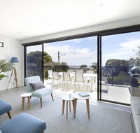 Mills Beach Retreat Luxury Family Retreat with hydrotherapy spa opposite beach walk to village - Accommodation Fremantle