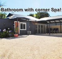 MODERN  LUXURIOUS WITH SPA BATH - Accommodation Fremantle