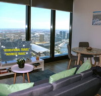 Modern 2BR 2BT Apt with Stunning Ocean Views Netflix Gym Pool and Wine - Accommodation Fremantle