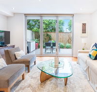 Modern apartment with large courtyard and short walk to Bondi Beach - Accommodation Fremantle