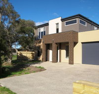 Modern Beachside 5 Bedrooms - Accommodation Fremantle