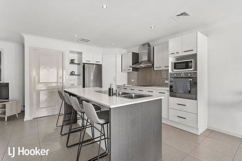 Modern, Relaxing, Family Friendly With Linen Included! - Accommodation Fremantle 2