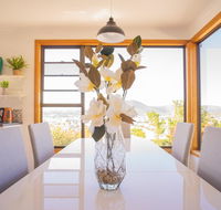 Moonah House-10 mins to CBD  MONA 4BR 2 BATH great view park 3 cars sleep 11 king bed en-suite - Accommodation Fremantle